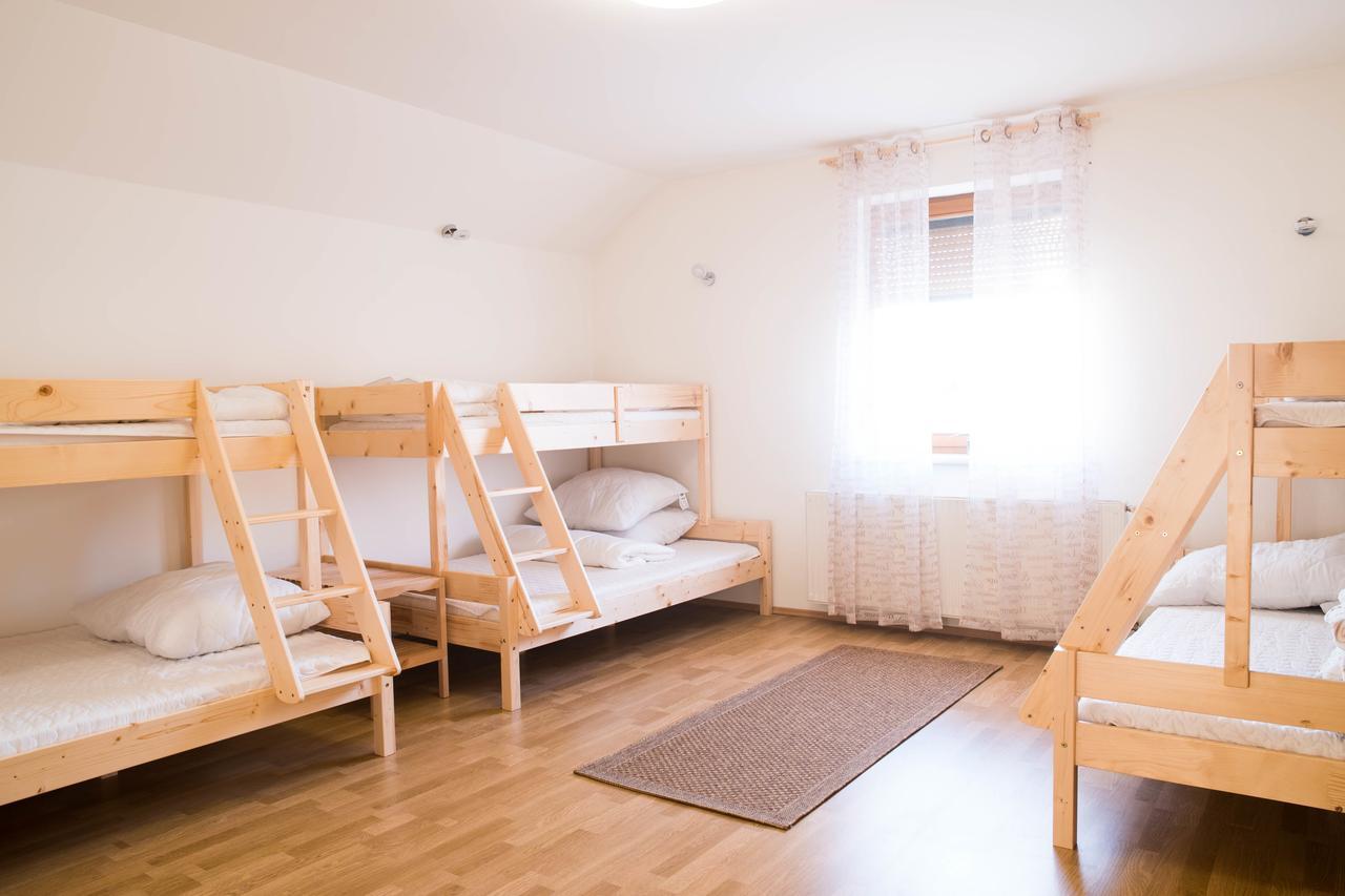 Hostel Hisa Na Travniku Dob Zewnętrze zdjęcie
