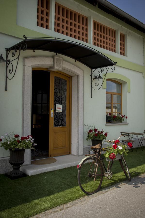 Hostel Hisa Na Travniku Dob Zewnętrze zdjęcie